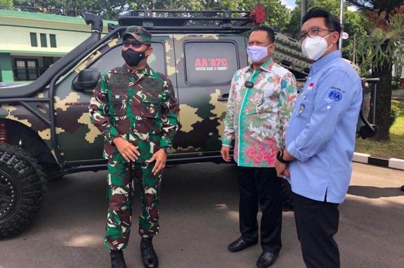 Suasana akrab ketika Caketum IMI Pusat Bambang Soesatyo mengunjungi Letjen TNI AM Putranto didampingi Fachrul Sarman di Mako Kodiklatad Bandung kemarin.