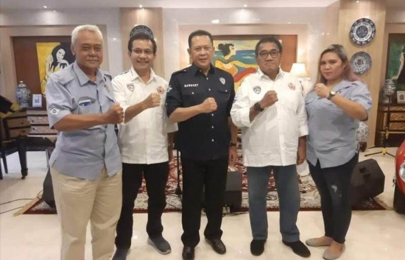 Bamsoet (tengah) bersama para pengurus IMI Provinsi DKI Jakarta