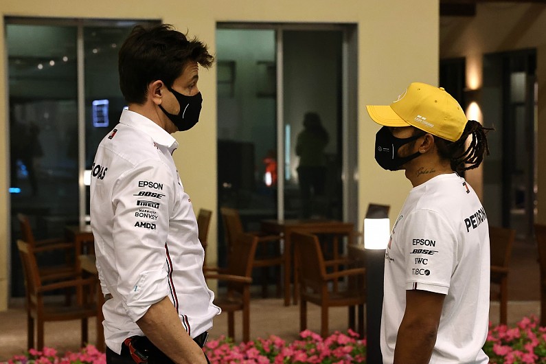 Toto Wolff dan Lewis Hamilton, perlu diskusi lanjutan.  (Foto: autosport)