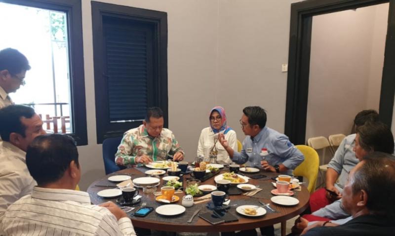 H Fachrul Sarman saat makan siang bersama Bamsoet di sebuah restaurant di Bandung belum lama ini. (foto : imi jabar)