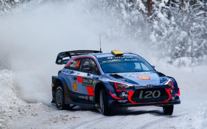 Hyundai i20 Coupe WRC saat menerabas sulitnya medan Rally Swedia.(Foto: rallysweden)
