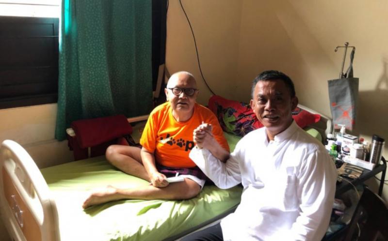 Hangkaya Bustami yang akrab dengan panggilan Akay mendapat kunjungan dari Ketua DPRD DKI Jakarta Prasetyo Edi Marsudi di rumahnya Gadog, Bogor.