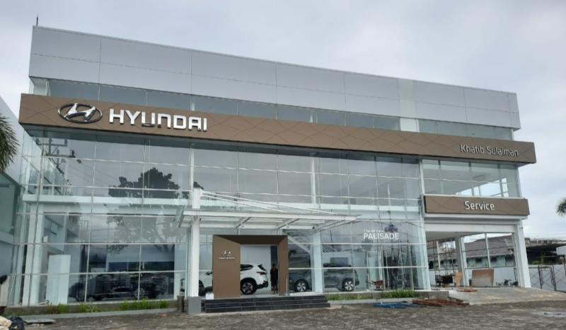 Sudah berganti merek Mazda dengan Hyundai di showroom Khatib Sulaiman 97, Padang. (foto : bangve)