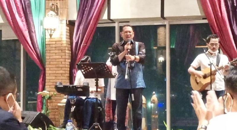 Bamsoet mengakhiri sambutan dengan menyanyikan lagu Kekasih Bayangan pada malam ramah tamah dengan Ketua IMI Provinsi di Makassar malam ini