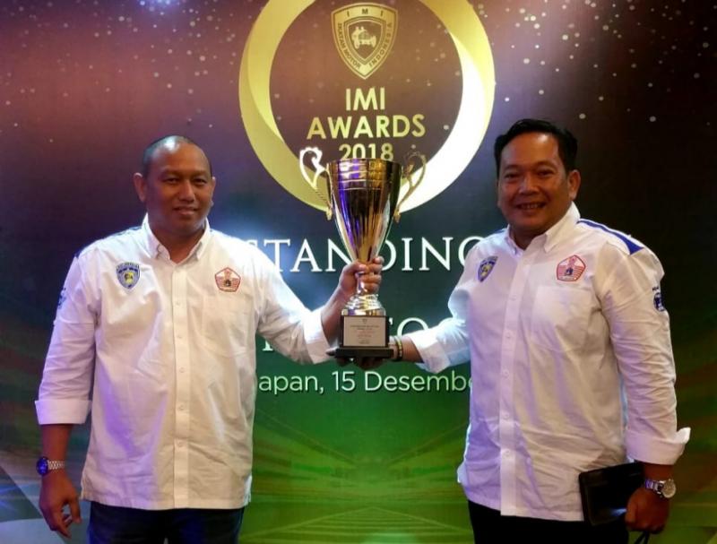 Anondo Eko dan Dodi Irawan bersama trofi IMI Provinsi Terbaik 2020 