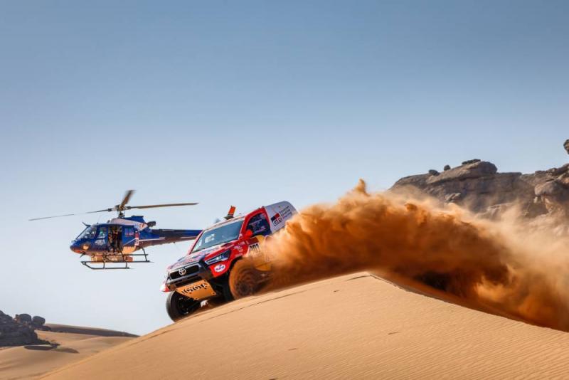 Toyota Hilux besutan Nasser Al-Attiyah (Qatar), mulai goyang Rally Dakar 2021. (Fptp: dakar.com)
