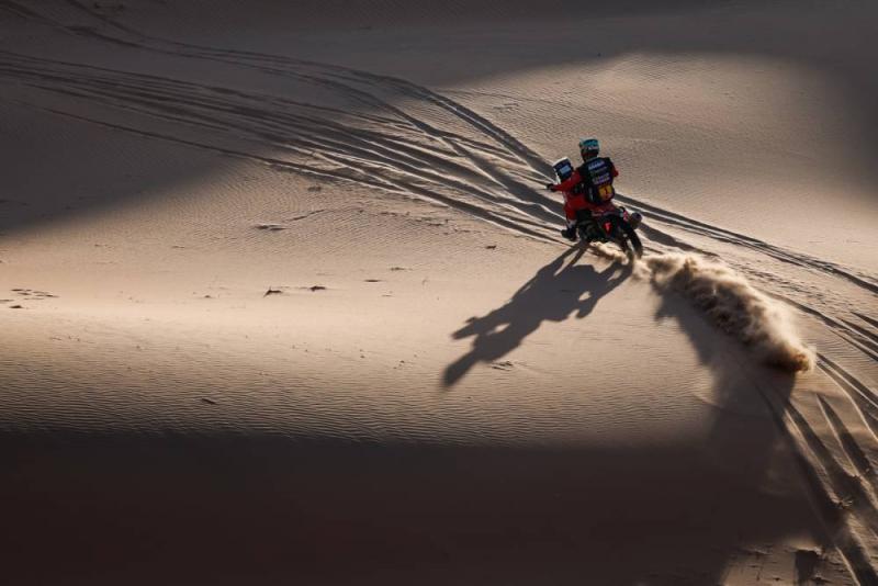 Rute panjang padang pasir yang mulus buat Honda. (Foto: dakar.com)