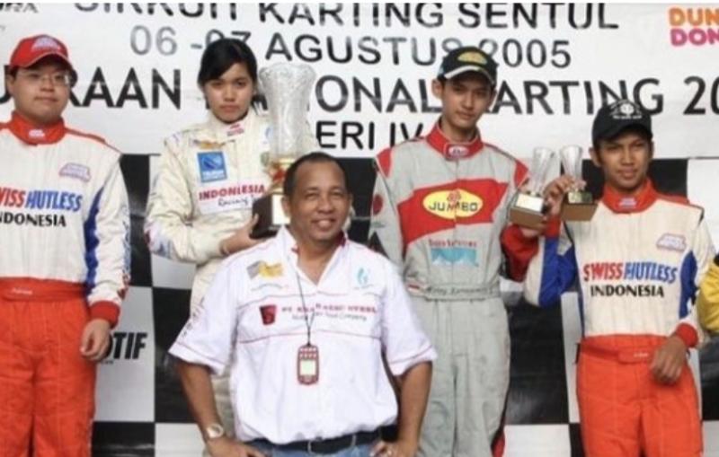 Alexandra Asmasoebrata di depan podium di mana Alexandra Asmasoebrata menjadi pemenang kejuaraan gokart di SIKC Bogor pada 2005. (foto : ig andra)