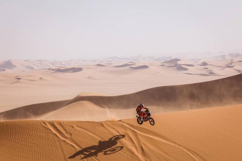 Toby Price (Australia/KTM), naik turun di gurun Arab Saudi. (Foto: dakar)