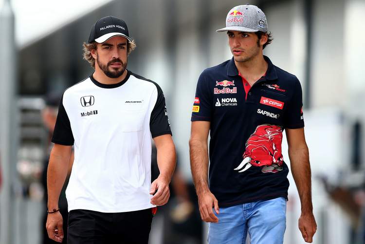 Fernando Alonso dan Carlos Sainz Jr, dua driver Spanyol beda generasi di grid F1 2021. (Foto: essentiallysports)