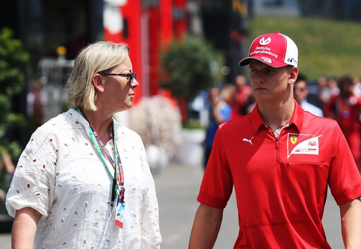Sabine Kehm dan Mick Schumacher, melangkah ikuti jejak Michael Schumacher di F1. (Foto: f1)