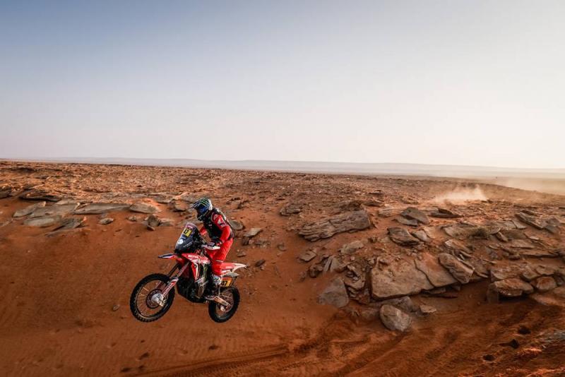 Gunung tandus berbatu, sajian spesial rute SS8 hari ini di Rally Dakar Arab Saudi. (Foto: dakar)