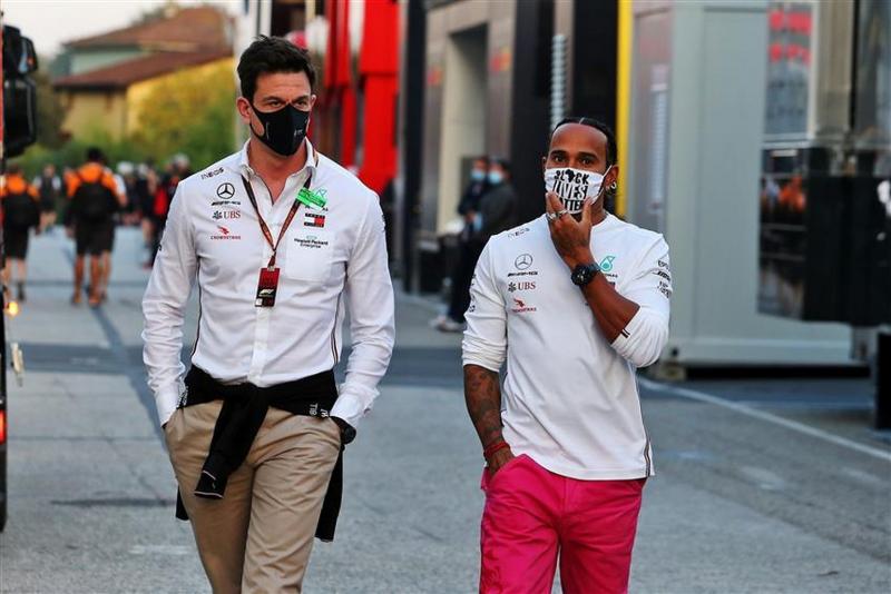 Lewis Hamilton dan Toto Wolff. (Foto: formula1news)