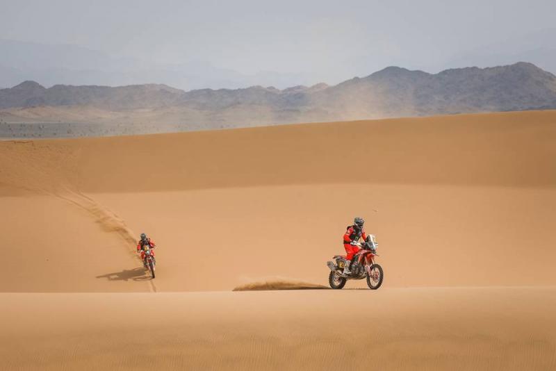 Duet Honda, Kevin Benavides dan Ricky Brabec, yang sengaja beriringan di gurun pasir. (Foto: dakar)