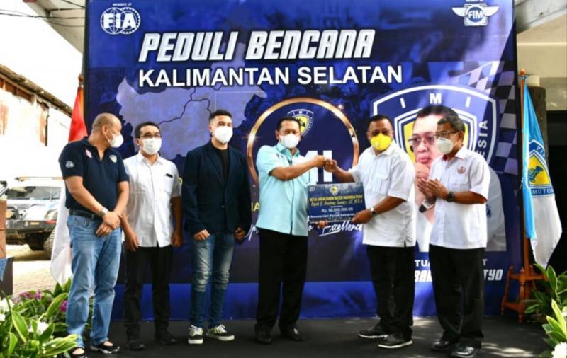Ketum IMI Pusat Bamsoet secara simbolis memberikan sumbangan kepada korban banjir di Kalimantan Selatan melalui IMI Kalimantan Selatan di Jakarta hari ini