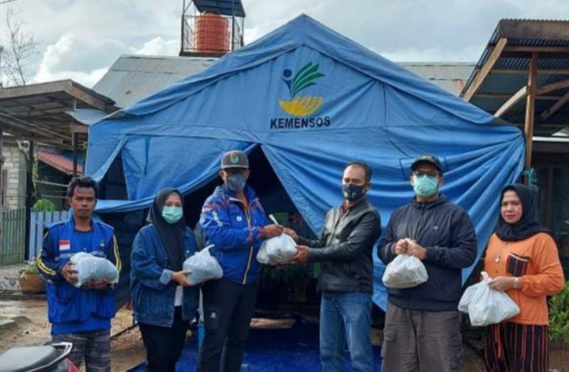 Ketua IMI Provinsi Kalimantan Selatan Ir Edy Sudarmadi turun langsung memberikan bantuan kepada korban banjir di beberapa wilayah Kalsel. (foto : imi)