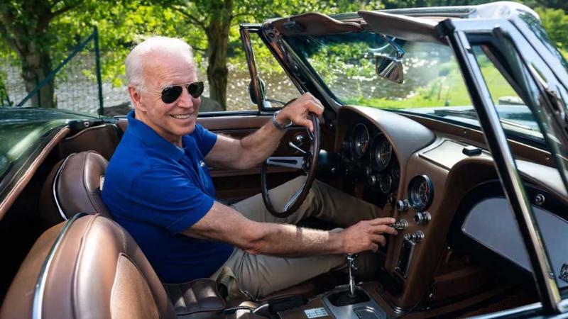 Joe Biden dengan Corvette kesayangannya, kesempatan langka untuk bisa mengendarai