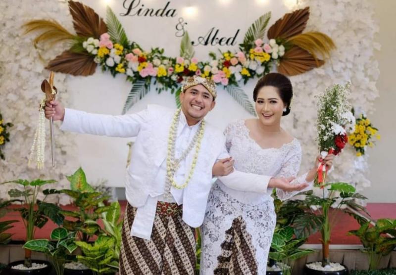Abed Nego Antoro dan Linda Mulyaningsih, siap mengarungi bahtera bersama dalam ikatan suci pernikahan