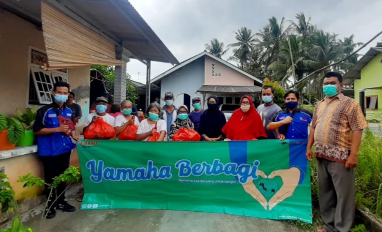 Yamaha Bangka Belitung menyalurkan paket sembako dan masker bagi warga yang terkena dampak banjir 