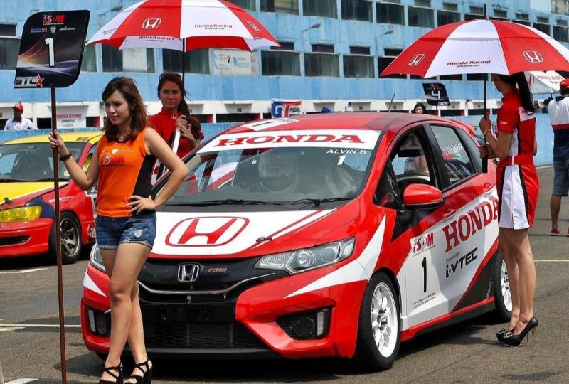 Honda Prospect Motor menjadi sponsor utama keikutsertaan Honda Racing Indonesia di ajang balap mobil ISSOM. (foto : ig alvin)