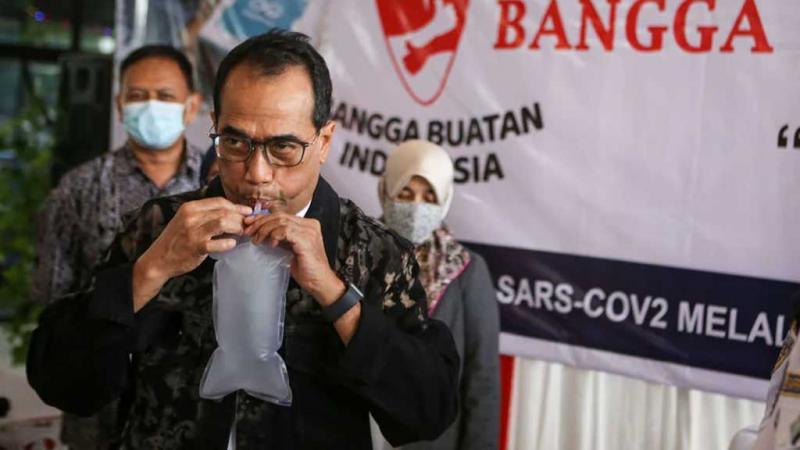 Menteri Perhubungan Budi Karya Sumadi mencoba alat GeNose untuk deteksi covid-19 produksi UGM Yogyakarta.