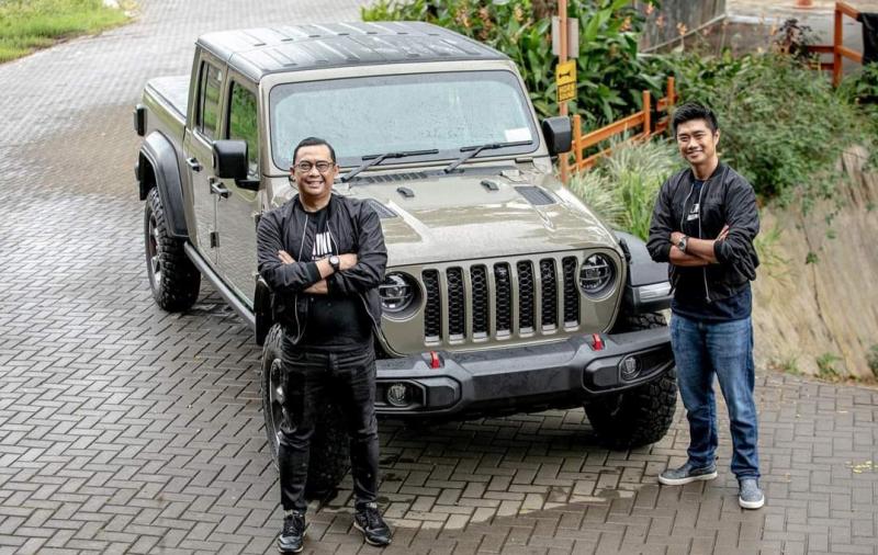 Dhani Yahya (kiri) dan Jeep Gladiator Rubicon merupakan pick up premium keluaran Jeep