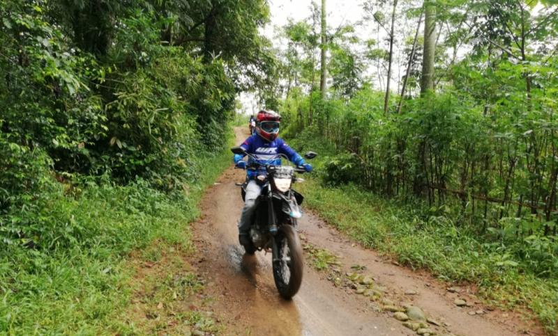 Jawara Grasstrack Akbar Taufan Trabasan Bareng Konsumen WR 155 R di Jepara!