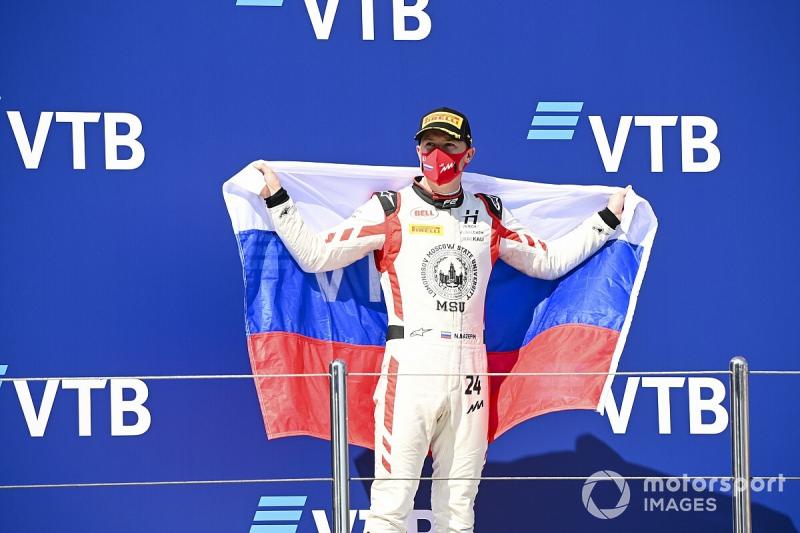 Nikita Mazepin dengan bendera Rusia di ajang F2, tak mungkin terulang du poidum F1. (Foto: motorsport)