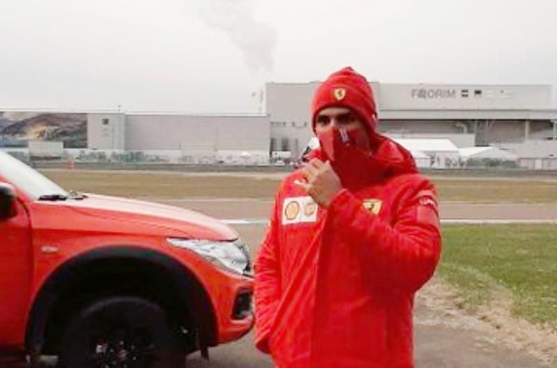 Carlos Sainz Jr saat menyambangi tifosi Ferrari dari balik pagar Sirkuit Fiorano, Italia. (Foto: ist)