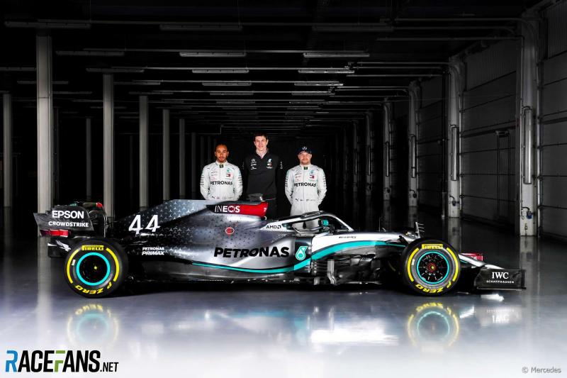 Team Principal Mercedes Toto Wolff diapit duet Lewis Hamilton dan Valtteri Bottas. (Foto: racefans)