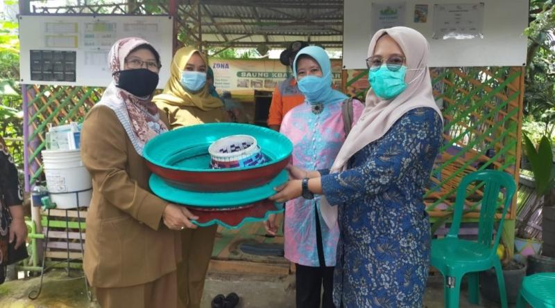 Ibu-ibu PKK Kabupaten Tangerang menunjukkan hasil kerajinan tangan warga yang dibuat dari sampah plastik sekali pakai saat mengunjungi KBA Talagasari.   
