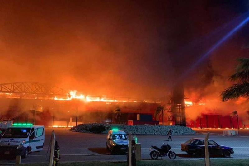 Api yang melahap pit building Termas Rio de Hondo Argentina, harus dibangun ulang. (Foto: motorcyclenews)