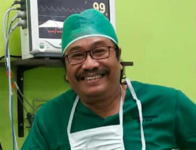 Dr dr Mashert Simangunsong SpB MPH, dokter Indonesia pertama dengan lisence bedah kecelakaan MotoGP dari FIM. (foto : dok keluarga)
