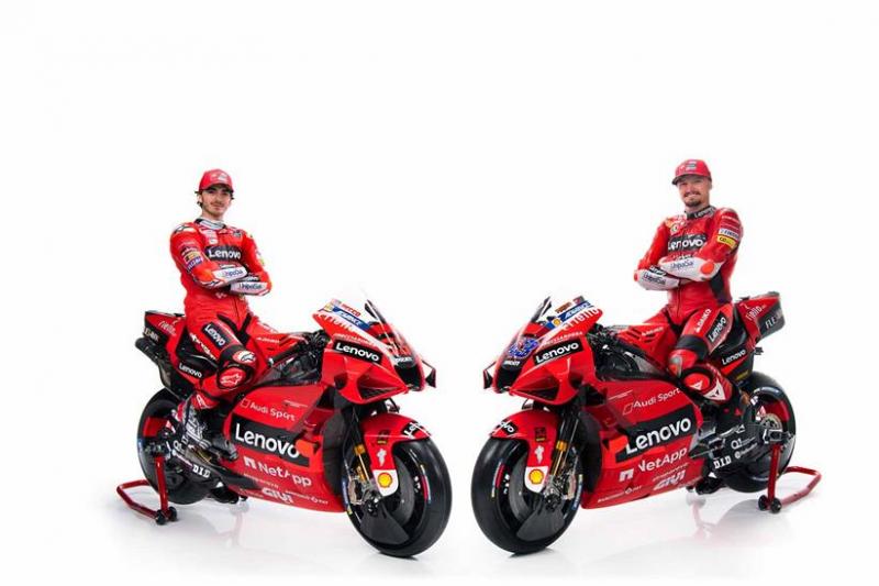 Jack Miller dan Francesco Bagnaia dengan Ducati 2021 yang lebih merah dari merah sebelumnya. (Foto: mcnews)