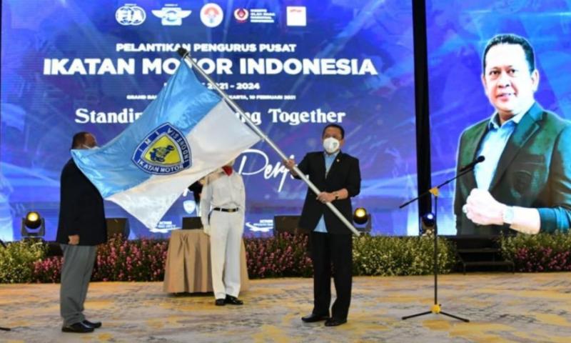 Bamsoet kibarkan pataka IMI usai dikukuhkan Ketua KONI Pusat Letjen TNI Purn Marciano Norman sebagai Ketum IMI 2021-2024 di Jakarta hari ini