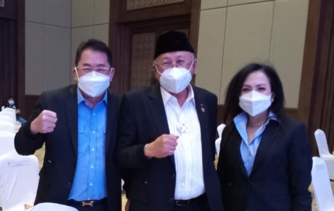 Dari kiri A Judiarto, H Tinton Soeprapto, Mahrani (istri Judiarto dan pengurus IMI Pusat) pada pelantikan di Golden Ballroom The Sultan Hotel kemarin. (foto : bs)