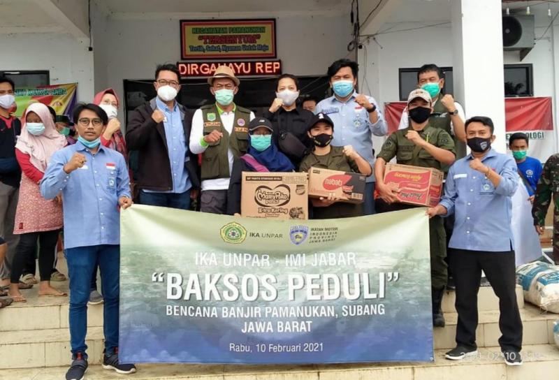 IMI Jabar bersama IKA UNPAR Bandung memberikan bantuan sembako kepada korban banjir bandang Pamanukan diberikan langsung kepada Bupati Subang H Rohimat