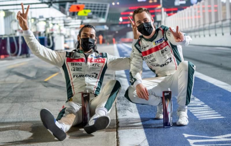 Sean Gelael dan Stoffel Vandoorne melakukan victory sebagai tanda meraih P2 Asian Le Mans di Dubai hari ini
