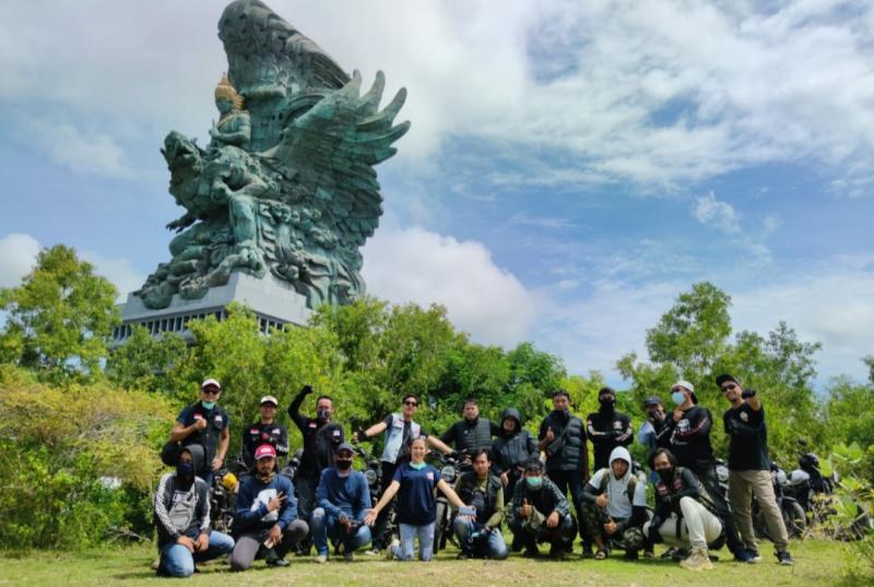 Komunitas Yamaha XSR Brotherhood MC Indonesia berwisata mengunjungi Garuda Wisnu Kencana Bali. 