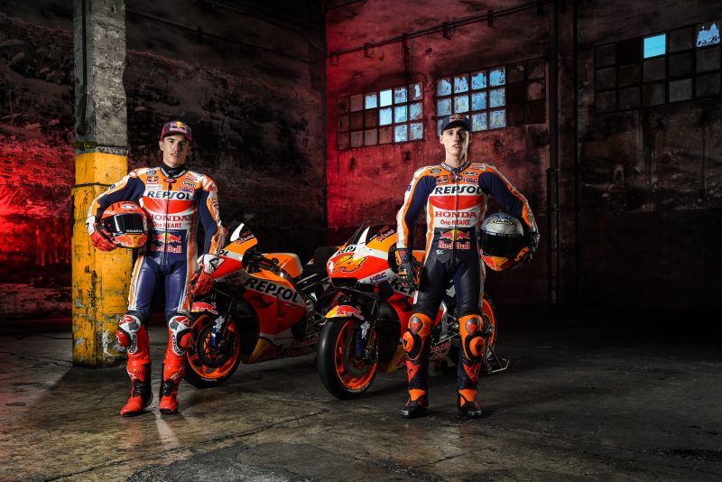 Duet rider Spanyol, Marc Marquez dan Pol Espargaro pada launching tim Repsol Honda 2021. (Foto: repsolhonda)