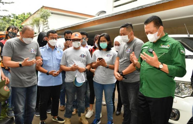 Bamsoet (kanan, baju hijau) memimpin doa untuk kelancaran penyerahan bantuan dan juga kepada korban banjir tanggul jebol sungai Citarum di Bekasi, kemarin. 
