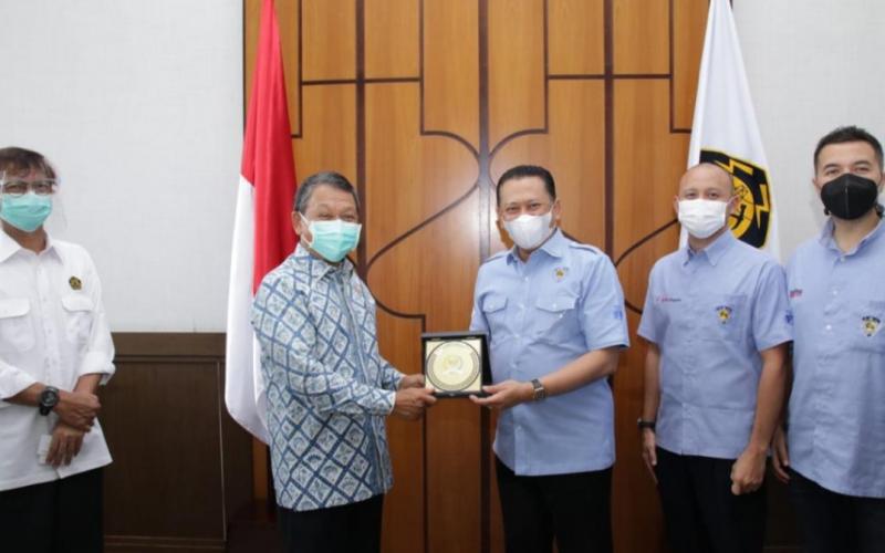 Bamsoet didampingi Ananda Mikola dan Rifat Sungkar memberikan cindera mata kepada Menteri ESDM Arifin Tasrif di Jakarta hari ini