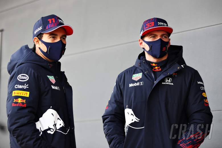 Sergio Perez (Meksiko) dan Max Verstappen (Belanda), hidupkan rivalitas internal di skuad Red Bull. (Foto: crash)