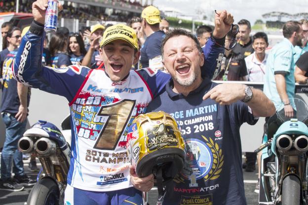 Ekspresi Fausto Gresini saat mengantar Jorge Martin jadi juara dunia Moto3 2018. (Foto: l`equipe)