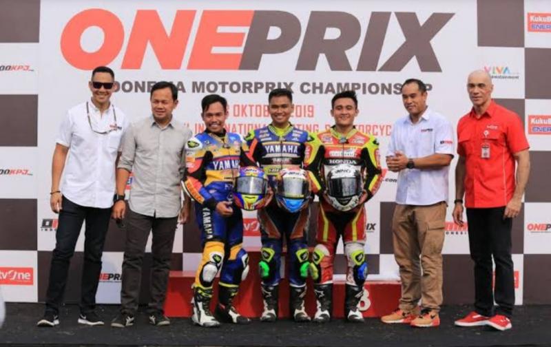 Para juara kelas Expert . balap motor Oneprix bersama bos TVone Ardi Bakrie, Walikota Bogor Bima Arya dan Direktur OMM Imam Sulisto. (foto : oneprix)