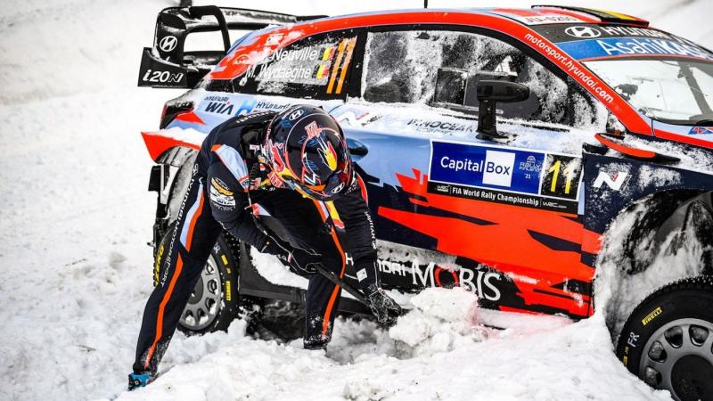 Tebalnya salju Arctic membuat  Thierry Neuville harus kerja ekstra di liar kokpit Hyundai i20 Coupe WRC. (Foto: wrc)