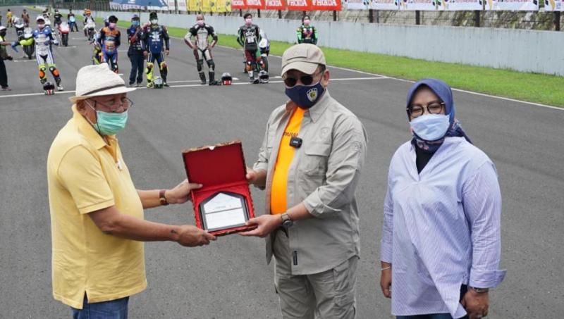 Bamsoet bersama H.Tinton Soeprapto dan Bupati Bogor Ade Yasin di opening ceremony event Jakarta Race Community 2021, Sentul International Circuit Bogor