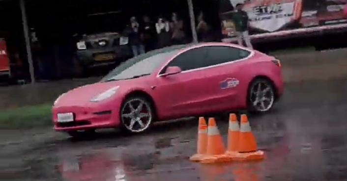 Tangkapan layar ketika Tesla Pink melakukan drifting diantara cone dalam lintasan drifting
