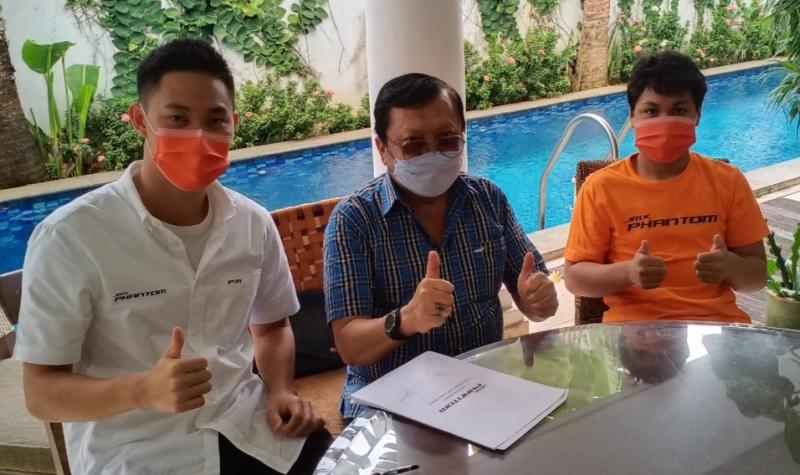 Dari kiri Presley Martono, Irjen Pol Anang Boedihardjo dan Daffa usai tanda tangan kontrak dengan tim JMX Phantom di Jakarta hari ini