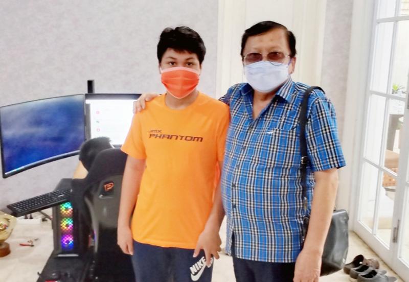 Daffa AB dan Irjen Pol Anang Boedihardjo, atur waktu antara sekolah online, balap simulator dan gokart. (foto : bs)